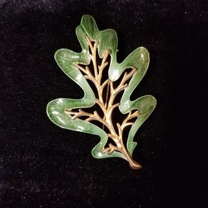 SARAH COVENTRY vintage green enamel leaf pin brooch